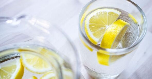 Agregar jugo de limón al agua facilita el seguimiento de una dieta basada en agua. 