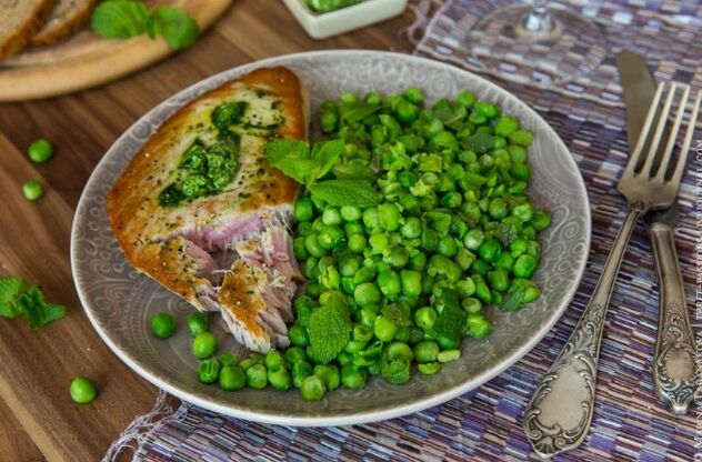 Cena con guisantes verdes
