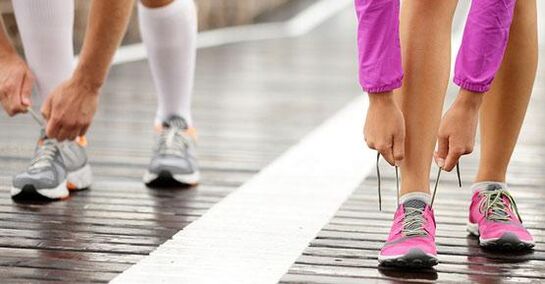 Atarse los cordones de los zapatos antes de trotar para bajar de peso