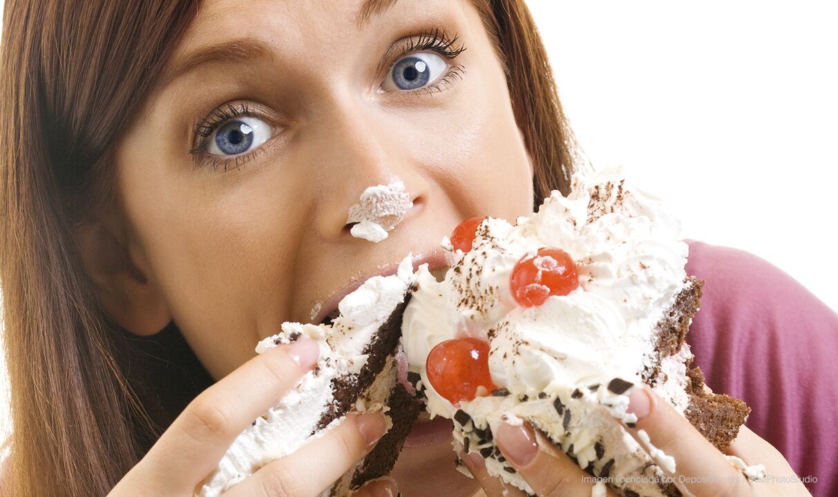 Chica que come pastel y mejora en cómo perder peso