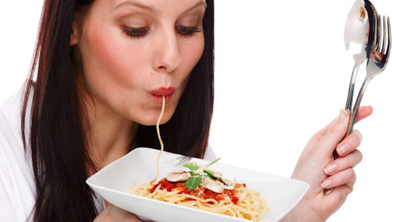 Mujer come espaguetis para adelgazar el vientre