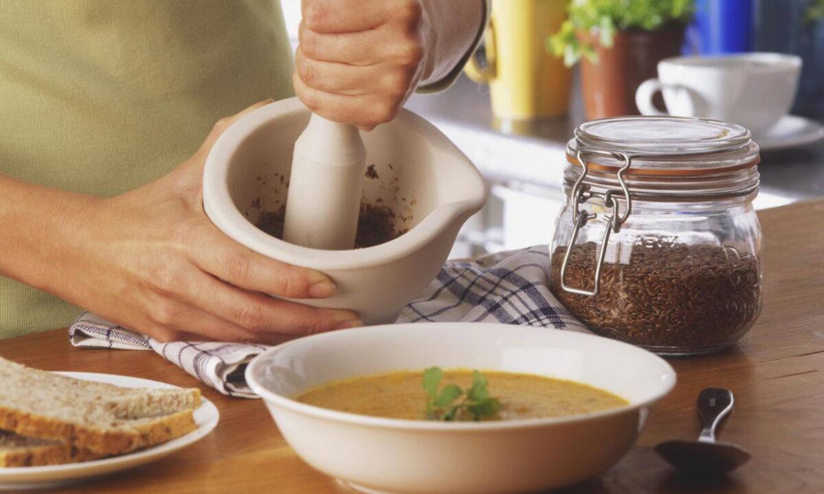 Agregar semillas de lino a la sopa para una buena función intestinal